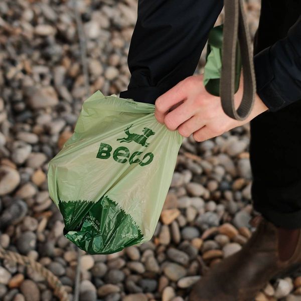 Одноразові пакетики для прибирання за собаками Beco Pets з ароматом м'яти 270 шт (18 рулонів по 15 шт) 31316 фото